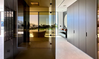 Villa jumelée haut de gamme exclusive prête à emménager à vendre à distance de marche de Puerto Banus à Nueva Andalucia, Marbella 61011 