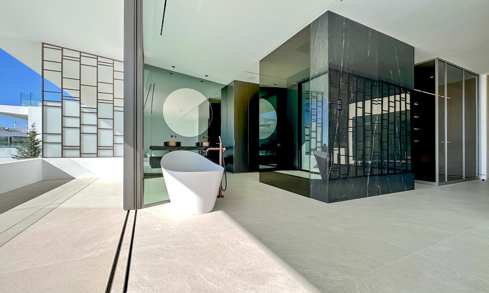 Villa jumelée haut de gamme exclusive prête à emménager à vendre à distance de marche de Puerto Banus à Nueva Andalucia, Marbella 61012