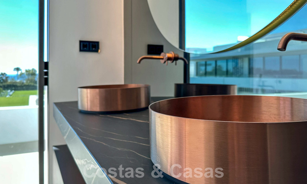 Villa jumelée haut de gamme exclusive prête à emménager à vendre à distance de marche de Puerto Banus à Nueva Andalucia, Marbella 61014