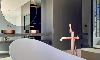 Villa jumelée haut de gamme exclusive prête à emménager à vendre à distance de marche de Puerto Banus à Nueva Andalucia, Marbella 61015 