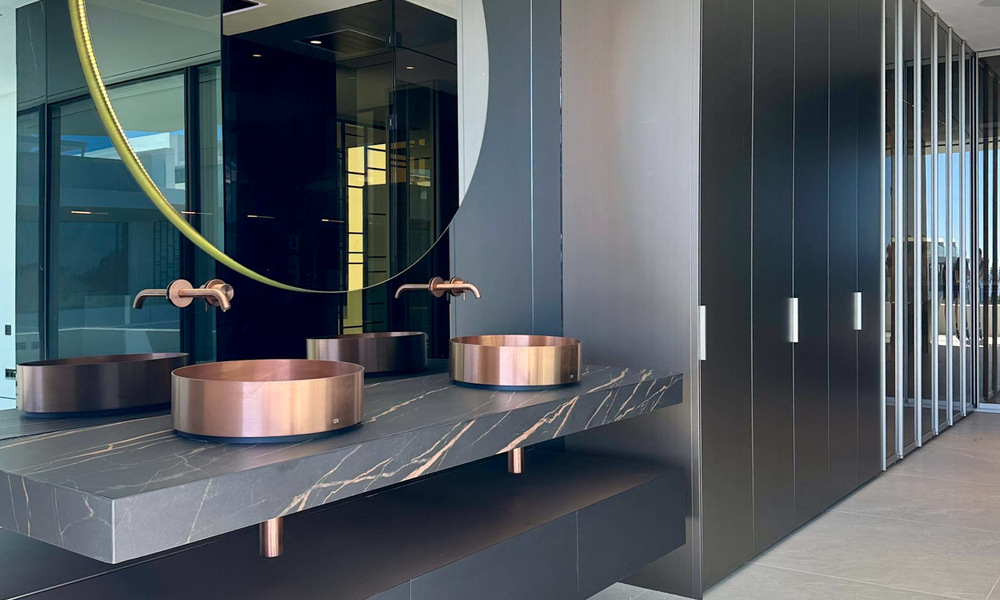 Villa jumelée haut de gamme exclusive prête à emménager à vendre à distance de marche de Puerto Banus à Nueva Andalucia, Marbella 61016