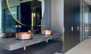 Villa jumelée haut de gamme exclusive prête à emménager à vendre à distance de marche de Puerto Banus à Nueva Andalucia, Marbella 61016 