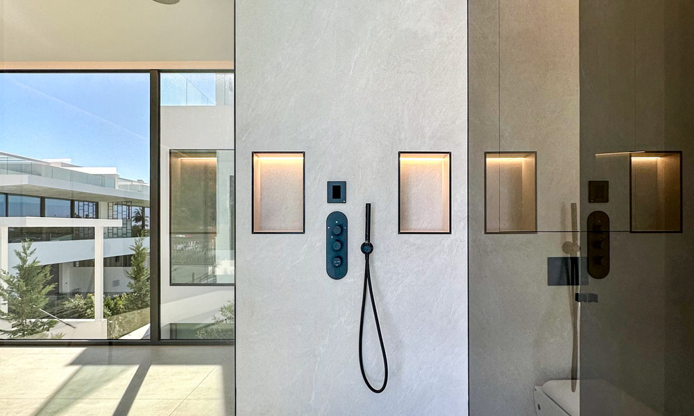 Villa jumelée haut de gamme exclusive prête à emménager à vendre à distance de marche de Puerto Banus à Nueva Andalucia, Marbella 61018