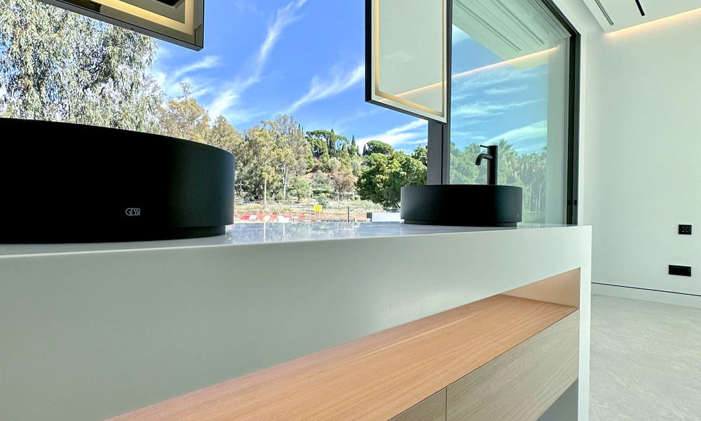 Villa jumelée haut de gamme exclusive prête à emménager à vendre à distance de marche de Puerto Banus à Nueva Andalucia, Marbella 61019