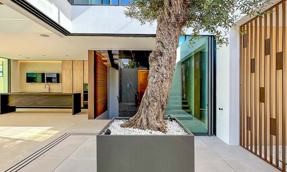 Villa jumelée haut de gamme exclusive prête à emménager à vendre à distance de marche de Puerto Banus à Nueva Andalucia, Marbella 61021