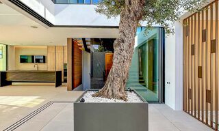 Villa jumelée haut de gamme exclusive prête à emménager à vendre à distance de marche de Puerto Banus à Nueva Andalucia, Marbella 61021 