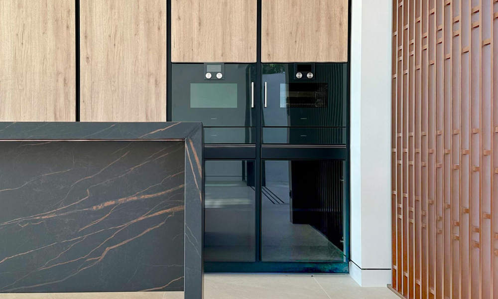 Villa jumelée haut de gamme exclusive prête à emménager à vendre à distance de marche de Puerto Banus à Nueva Andalucia, Marbella 61024