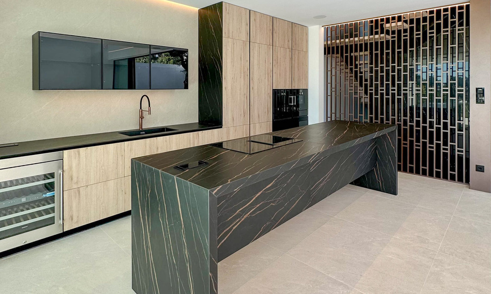 Villa jumelée haut de gamme exclusive prête à emménager à vendre à distance de marche de Puerto Banus à Nueva Andalucia, Marbella 61025