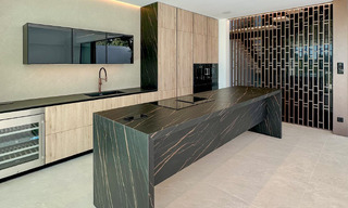 Villa jumelée haut de gamme exclusive prête à emménager à vendre à distance de marche de Puerto Banus à Nueva Andalucia, Marbella 61025 