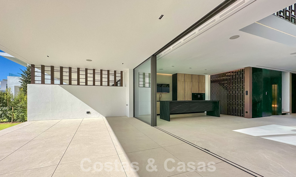 Villa jumelée haut de gamme exclusive prête à emménager à vendre à distance de marche de Puerto Banus à Nueva Andalucia, Marbella 61026