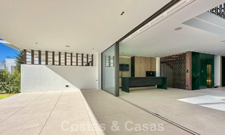 Villa jumelée haut de gamme exclusive prête à emménager à vendre à distance de marche de Puerto Banus à Nueva Andalucia, Marbella 61026 