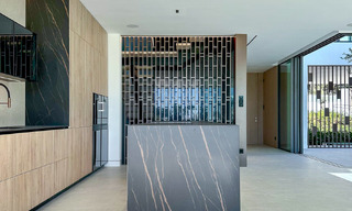 Villa jumelée haut de gamme exclusive prête à emménager à vendre à distance de marche de Puerto Banus à Nueva Andalucia, Marbella 61028 