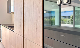 Villa jumelée haut de gamme exclusive prête à emménager à vendre à distance de marche de Puerto Banus à Nueva Andalucia, Marbella 61030 