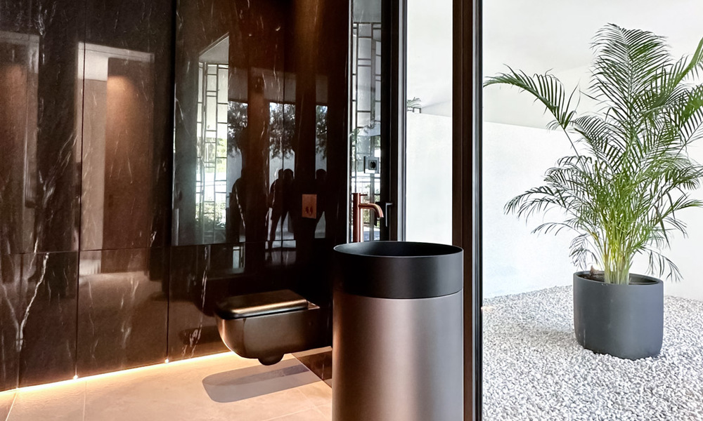 Villa jumelée haut de gamme exclusive prête à emménager à vendre à distance de marche de Puerto Banus à Nueva Andalucia, Marbella 61031