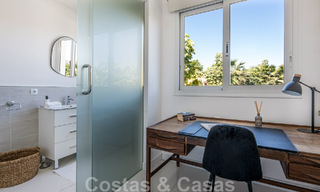 Villa méditerranéenne indépendante à vendre à distance de marche des commodités avec vue sur la vallée du golf et le paysage montagneux à Nueva Andalucia, Marbella 47542 