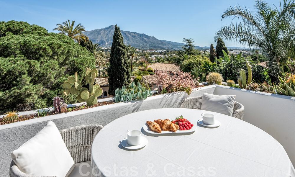Villa méditerranéenne indépendante à vendre à distance de marche des commodités avec vue sur la vallée du golf et le paysage montagneux à Nueva Andalucia, Marbella 47544