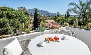 Villa méditerranéenne indépendante à vendre à distance de marche des commodités avec vue sur la vallée du golf et le paysage montagneux à Nueva Andalucia, Marbella 47544 