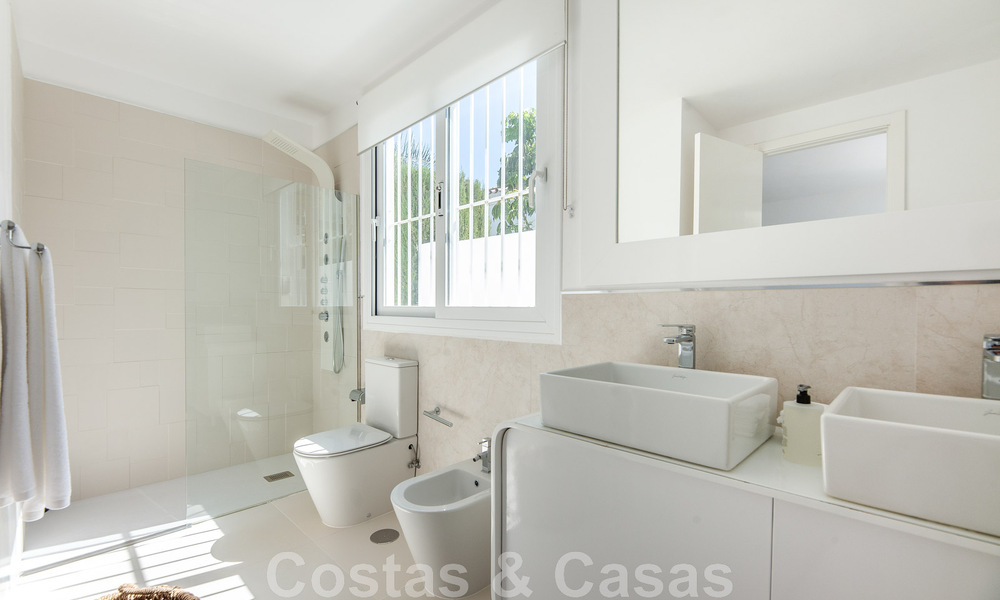 Villa méditerranéenne indépendante à vendre à distance de marche des commodités avec vue sur la vallée du golf et le paysage montagneux à Nueva Andalucia, Marbella 47548