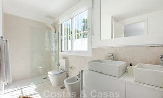 Villa méditerranéenne indépendante à vendre à distance de marche des commodités avec vue sur la vallée du golf et le paysage montagneux à Nueva Andalucia, Marbella 47548 