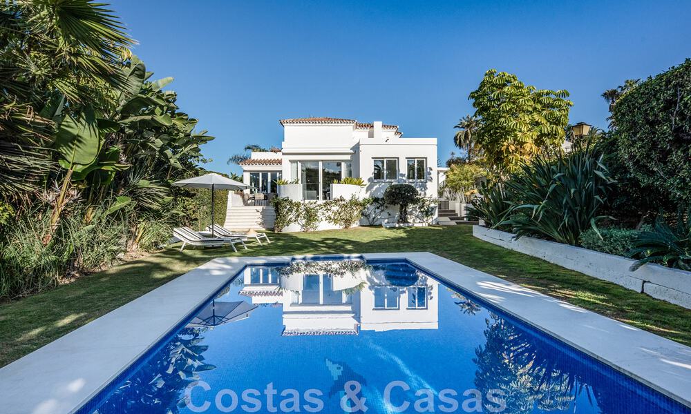 Villa méditerranéenne indépendante à vendre à distance de marche des commodités avec vue sur la vallée du golf et le paysage montagneux à Nueva Andalucia, Marbella 47550