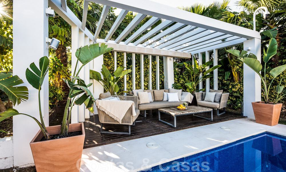 Villa méditerranéenne indépendante à vendre à distance de marche des commodités avec vue sur la vallée du golf et le paysage montagneux à Nueva Andalucia, Marbella 47551