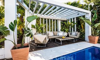 Villa méditerranéenne indépendante à vendre à distance de marche des commodités avec vue sur la vallée du golf et le paysage montagneux à Nueva Andalucia, Marbella 47551 