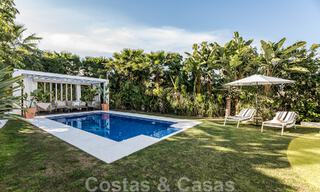 Villa méditerranéenne indépendante à vendre à distance de marche des commodités avec vue sur la vallée du golf et le paysage montagneux à Nueva Andalucia, Marbella 47552 