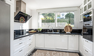 Villa méditerranéenne indépendante à vendre à distance de marche des commodités avec vue sur la vallée du golf et le paysage montagneux à Nueva Andalucia, Marbella 47553 