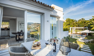 Villa méditerranéenne indépendante à vendre à distance de marche des commodités avec vue sur la vallée du golf et le paysage montagneux à Nueva Andalucia, Marbella 47556 
