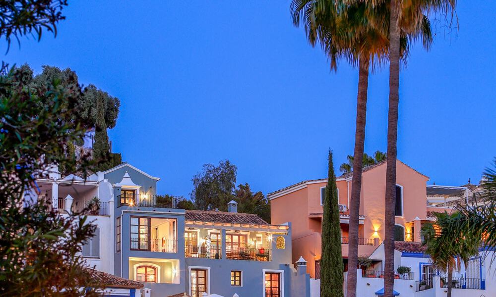 Belle maison mitoyenne entièrement rénovée à vendre avec vue panoramique sur la mer dans une urbanisation fermée de Benahavis - Marbella 47615