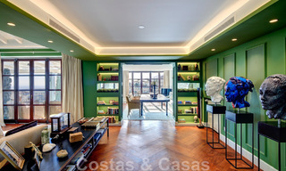 Belle maison mitoyenne entièrement rénovée à vendre avec vue panoramique sur la mer dans une urbanisation fermée de Benahavis - Marbella 47619 