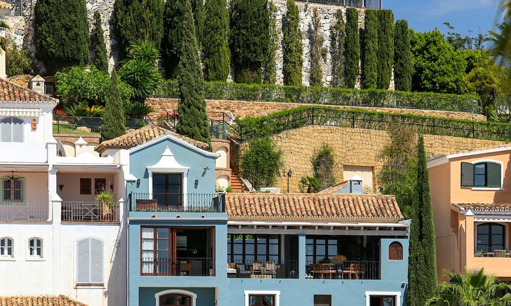 Belle maison mitoyenne entièrement rénovée à vendre avec vue panoramique sur la mer dans une urbanisation fermée de Benahavis - Marbella 47627