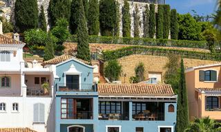 Belle maison mitoyenne entièrement rénovée à vendre avec vue panoramique sur la mer dans une urbanisation fermée de Benahavis - Marbella 47627 