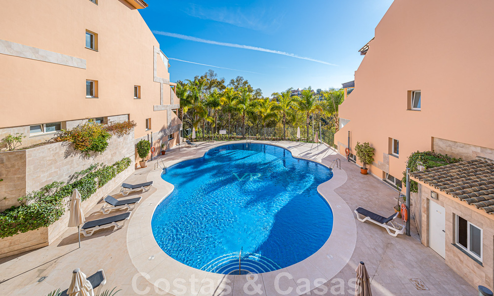 Duplex spacieux, penthouse avec de grandes terrasses et la mer Méditerranée à l'horizon en vente à Nueva Andalucia, Marbella 48520