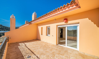 Duplex spacieux, penthouse avec de grandes terrasses et la mer Méditerranée à l'horizon en vente à Nueva Andalucia, Marbella 48524 