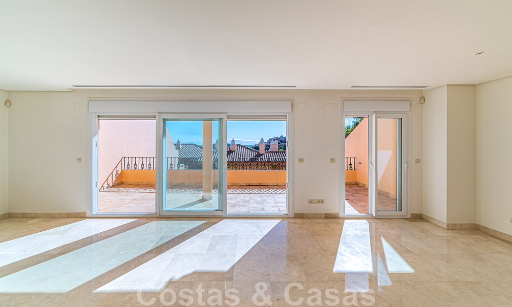 Duplex spacieux, penthouse avec de grandes terrasses et la mer Méditerranée à l'horizon en vente à Nueva Andalucia, Marbella 48526