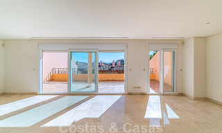 Duplex spacieux, penthouse avec de grandes terrasses et la mer Méditerranée à l'horizon en vente à Nueva Andalucia, Marbella 48526 