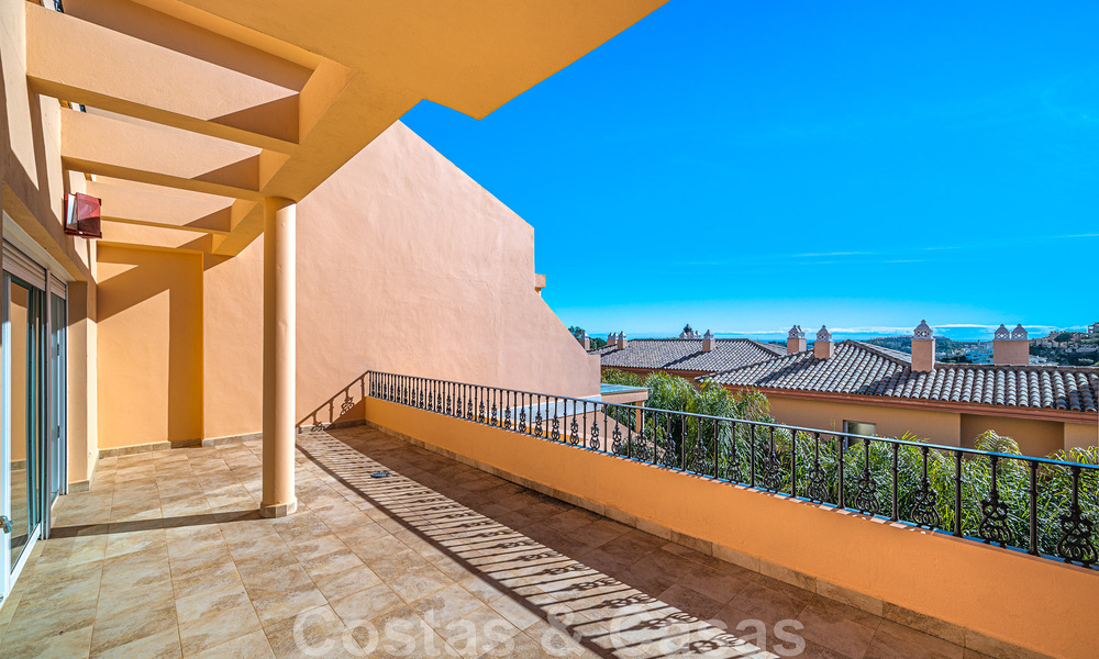 Duplex spacieux, penthouse avec de grandes terrasses et la mer Méditerranée à l'horizon en vente à Nueva Andalucia, Marbella 48527