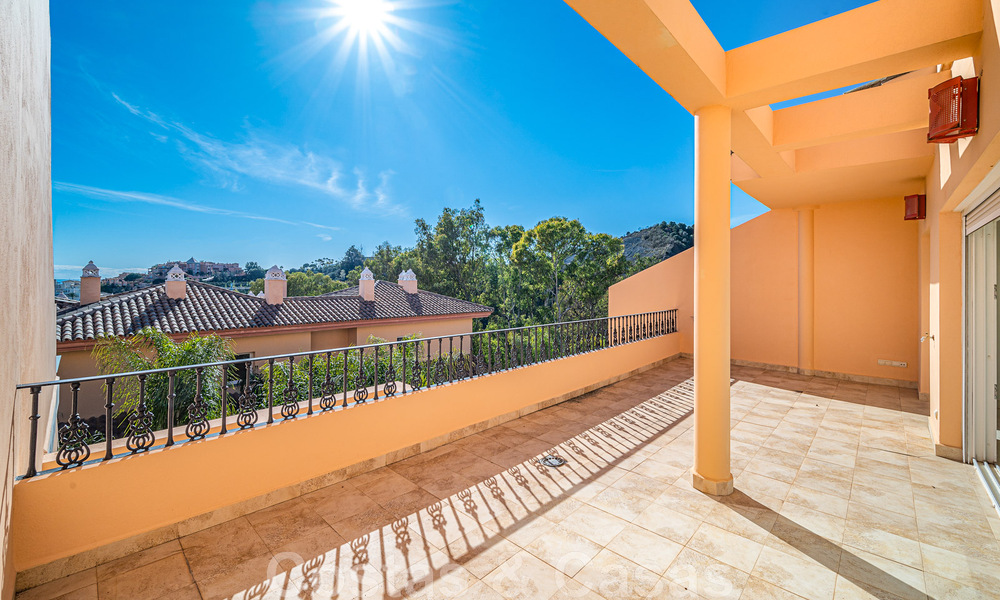 Duplex spacieux, penthouse avec de grandes terrasses et la mer Méditerranée à l'horizon en vente à Nueva Andalucia, Marbella 48528