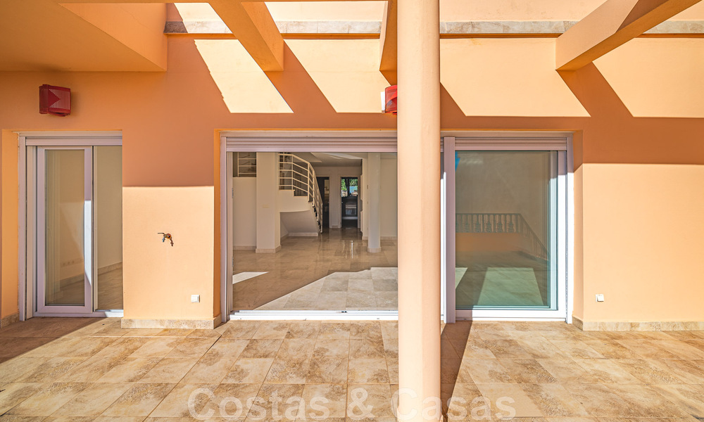 Duplex spacieux, penthouse avec de grandes terrasses et la mer Méditerranée à l'horizon en vente à Nueva Andalucia, Marbella 48530