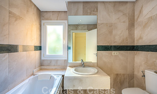 Duplex spacieux, penthouse avec de grandes terrasses et la mer Méditerranée à l'horizon en vente à Nueva Andalucia, Marbella 48531 