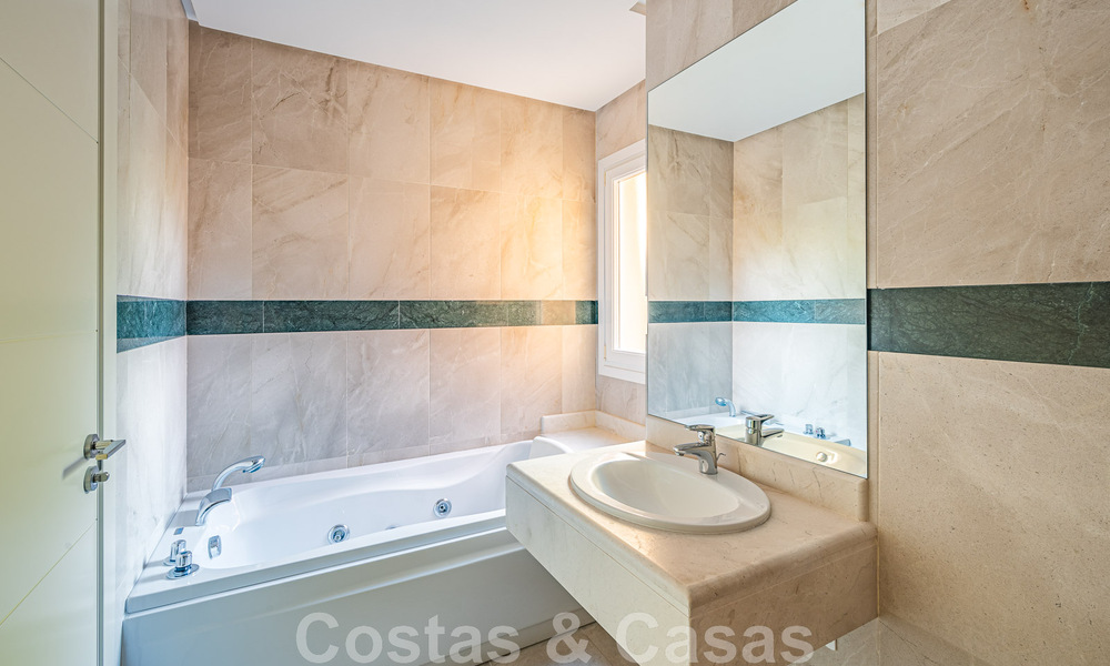 Duplex spacieux, penthouse avec de grandes terrasses et la mer Méditerranée à l'horizon en vente à Nueva Andalucia, Marbella 48532