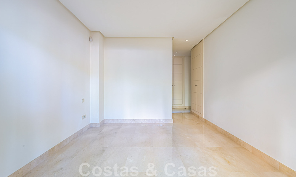 Duplex spacieux, penthouse avec de grandes terrasses et la mer Méditerranée à l'horizon en vente à Nueva Andalucia, Marbella 48535
