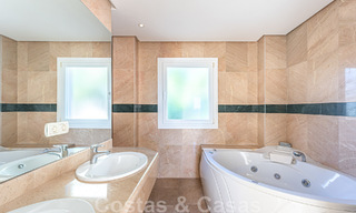 Duplex spacieux, penthouse avec de grandes terrasses et la mer Méditerranée à l'horizon en vente à Nueva Andalucia, Marbella 48538 