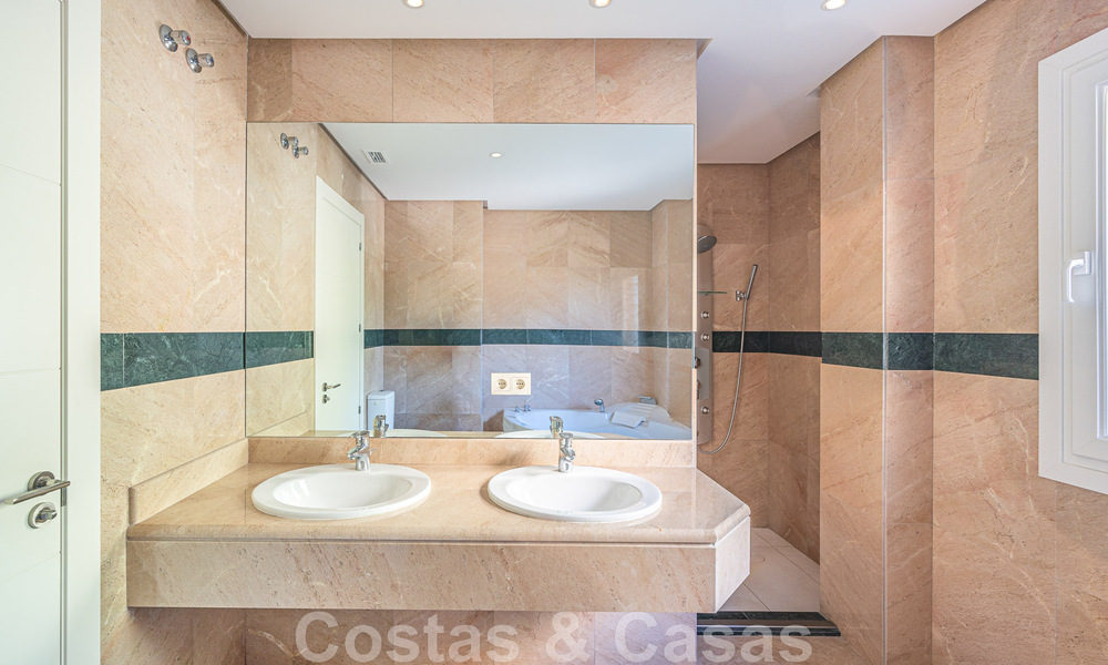 Duplex spacieux, penthouse avec de grandes terrasses et la mer Méditerranée à l'horizon en vente à Nueva Andalucia, Marbella 48539