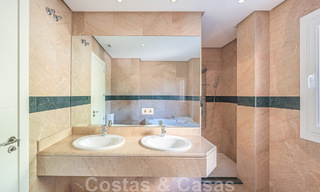 Duplex spacieux, penthouse avec de grandes terrasses et la mer Méditerranée à l'horizon en vente à Nueva Andalucia, Marbella 48539 
