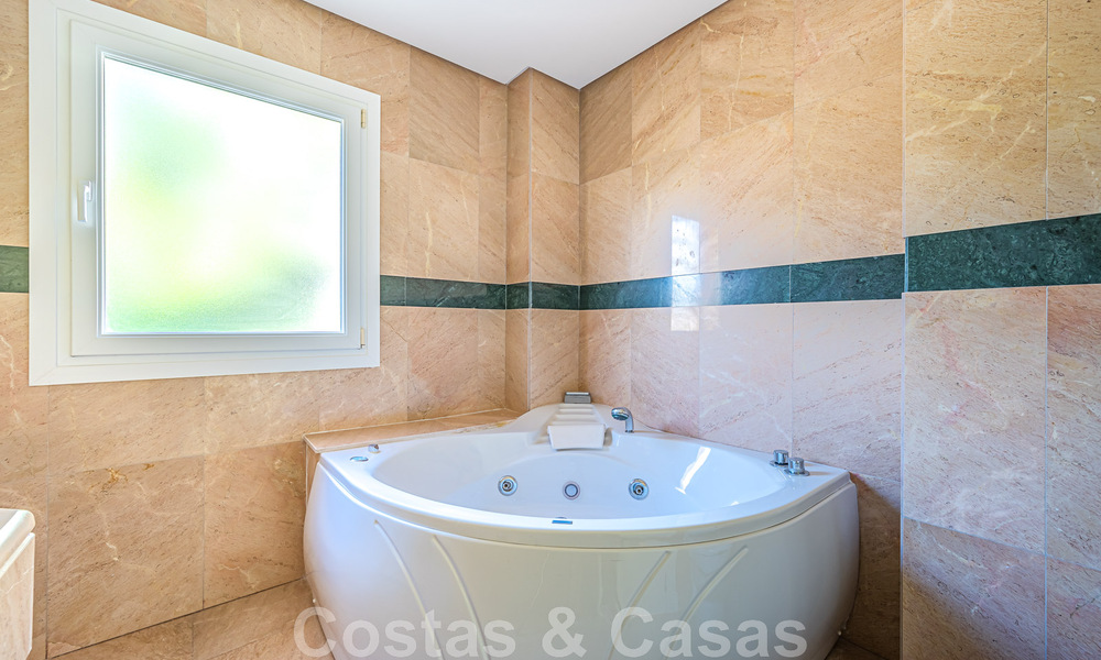 Duplex spacieux, penthouse avec de grandes terrasses et la mer Méditerranée à l'horizon en vente à Nueva Andalucia, Marbella 48540