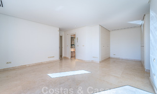 Duplex spacieux, penthouse avec de grandes terrasses et la mer Méditerranée à l'horizon en vente à Nueva Andalucia, Marbella 48541 