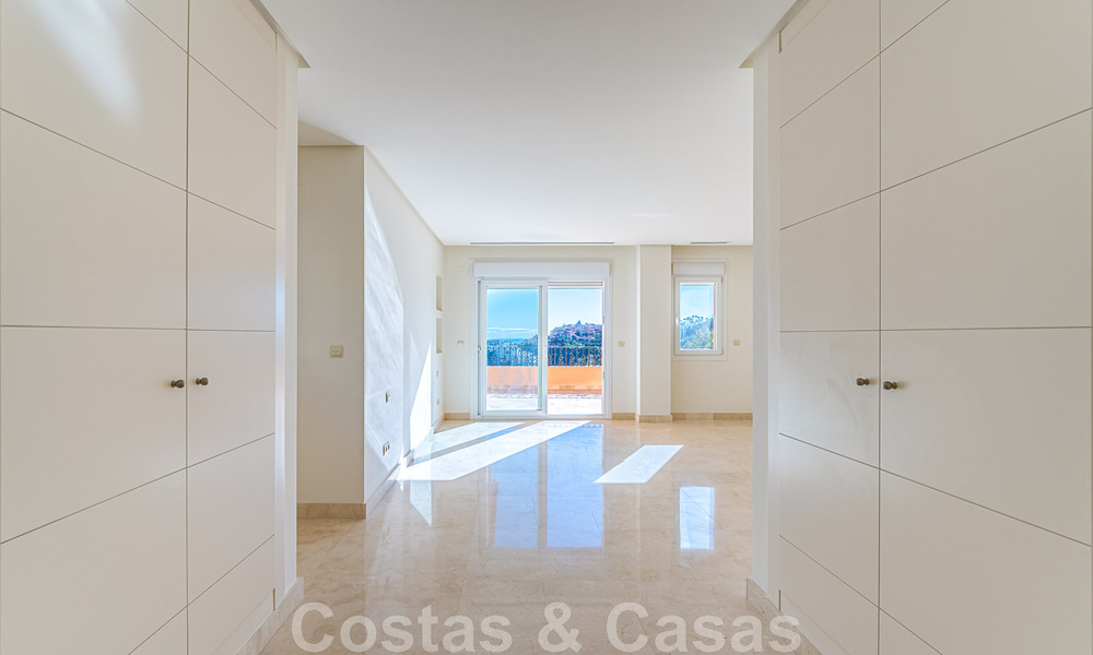 Duplex spacieux, penthouse avec de grandes terrasses et la mer Méditerranée à l'horizon en vente à Nueva Andalucia, Marbella 48542