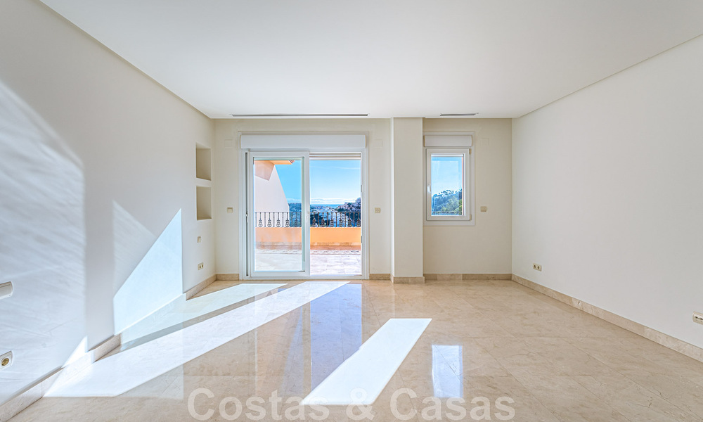 Duplex spacieux, penthouse avec de grandes terrasses et la mer Méditerranée à l'horizon en vente à Nueva Andalucia, Marbella 48543